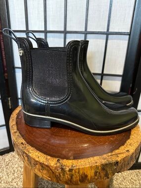 Lemon Jelly Designer Black Pull On Rain Boots with Metallic Elastic Panels 8.5